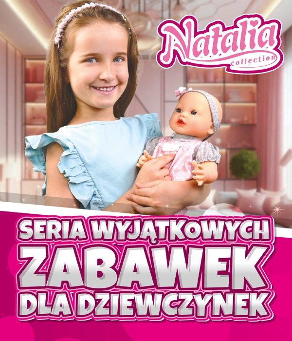 Uśmiechnięta dziewczyna ubrana w jasnoniebieską sukienkę, tuląca realistyczną lalkę w różowo-białym stroju w stylowym pokoju.