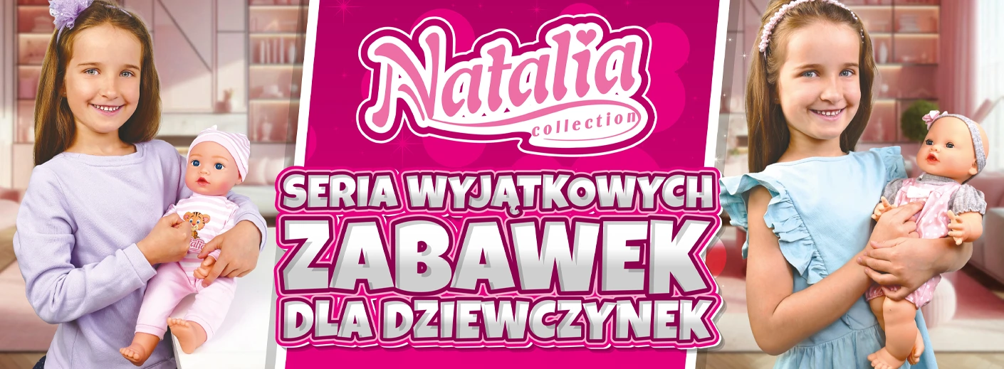 Dwie dziewczynki z uśmiechami, trzymające lalki na różowym tle.